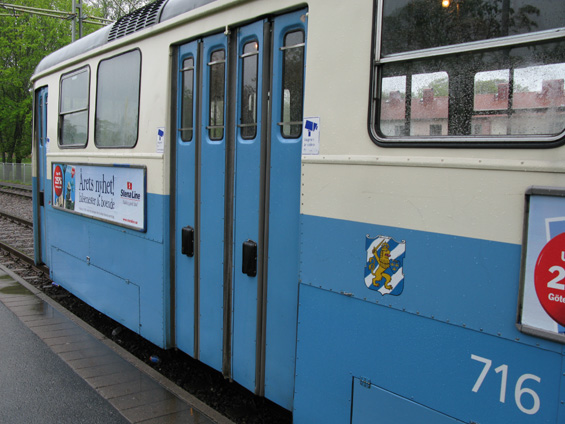 Dveøe nejstaršího typu tramvaje zvenku - patrné jsou úchyty, kterými si cestující dveøe sami otvírají.