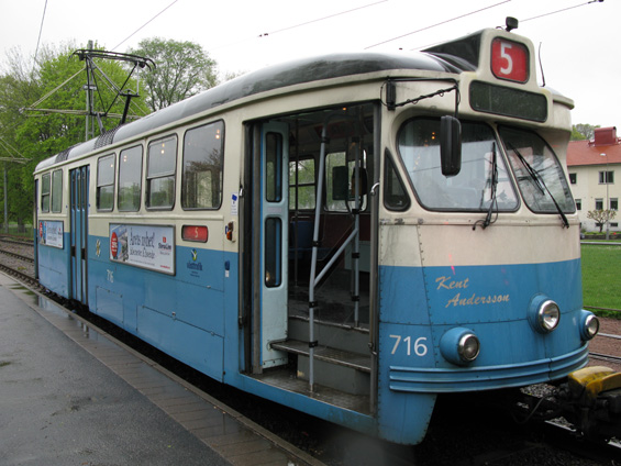 A ještì jednou nejstarší typ göteborských tramvají v plné kráse. Každá tramvaj v Göteborgu má své originální jméno. Zajímavostí je také umístìní pantografu až v zadní èásti vozu nad 2. podvozkem.