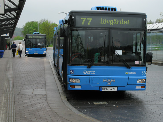 Autobusové nádraží s pilovitým tvarem nástupní hrany u koneèné tramvají "Angered Centrum". Nejvíce zastoupené znaèky mìstských autobusù jsou Volvo, MAN, Scania a Van Hool.