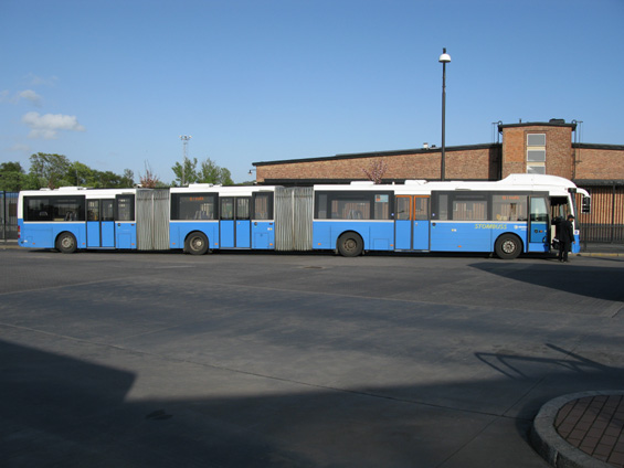 Dvoukloubové Volvo v celé kráse. Tyto autobusy jezdí na lince 16 postupnì od roku 2006.