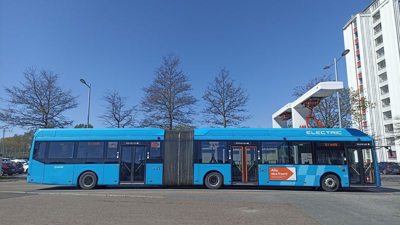 Jedno z nabíjecích míst pro elektrobusy je i na autobusovém terminálu Frölunda torg. Dopravce Transdev poøídil v uplynulých dvou letech kolem 150 nových kloubových elektrobusù Volvo. Aktuálnì už v Goteborgu jezdí kolem 250 elektrobusù.