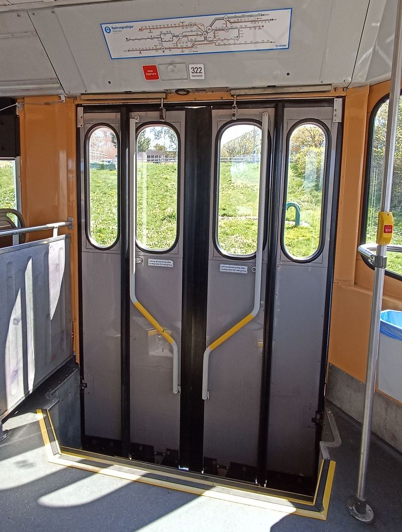 Také tøíèlánkové (pùvodnì dvouèlánkové) tramvaje M31 mají v krajních èláncích skládací dveøe. Zanedlouho projde všech 80 strojù tohoto typu další modernizací v ostravské Ekovì.