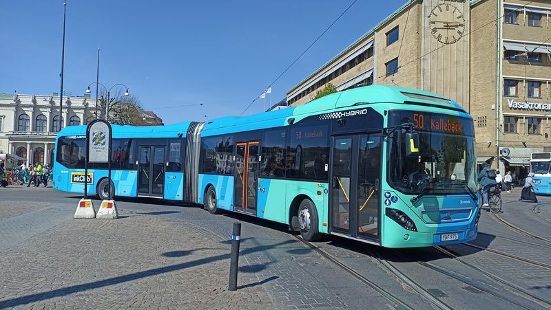 Hybridní autobus Volvo v barvách páteøních linek na sice nepáteøní lince 50, která ale jezdí ve špièkách každých 5 minut a která také jako mnoho dalších projíždí pøímo centrem mìsta po tramvajových kolejích. V Goteborgu už nyní nepotkáte žádný èistì dieselový autobus.