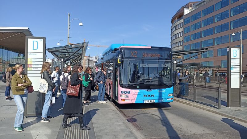 Dalším severojižním regionálním expresem je autobusová linka X2. I ta jezdí ve špièkách každých 5 minut, projíždí aglomeraci od severu na jih s více než hodinovou jízdní dobou. Jedna ze zastávek v centru Goteborgu je zde u pøístavištì Stenpiren, odkud jezdí pøívoz do ètvrti Lindholmen.