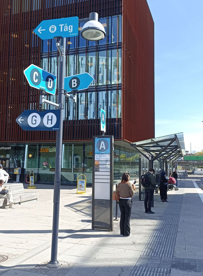 Göteborg vyniká výrazným znaèením jednotlivých stanoviš� v rámci pøestupních uzlù. Tady v zastávce Gamlestads Torg, kde se rozdìlují dvì severovýchodní rychlodráhy, jsou ètyøi tramvajová a dvì autobusová nástupištì. Pøestoupit tu mùžete ale také na vlak.
