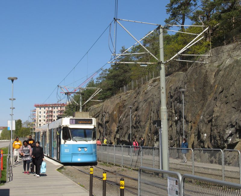Vìrným spoleèníkem tramvajových kolejí a zastávek jsou všudypøítomné skály. Nejinak je tomu na koneèné stanici Tynnered jihozápadní radiály pro linky 1 a 7. Tato tra� je jednou z pìti, která je zcela oddìlená od ostatní dopravy a tramvaje zde dosahují velmi slušné cestovní rychlosti. Nìkteré úseky byly pùvodnì zamýšlené pro pøestavbu na Stadtbahn.