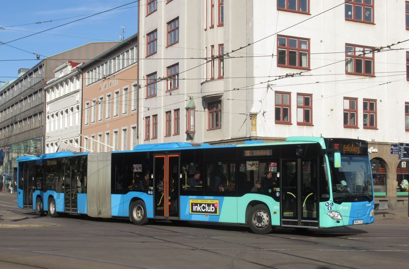 Na nejpáteønìjší autobusové lince 16 byly od roku 2006 nasazovány dvoukloubové autobusy Volvo. V roce 2021 je nahradily o 3 metry kratší hybridní Mercedesy CapaCity. Linku 16 provozuje dopravce Transdev, páteøní linky mají svìtlemodrý nátìr doplnìný o tyrkysový pruh.