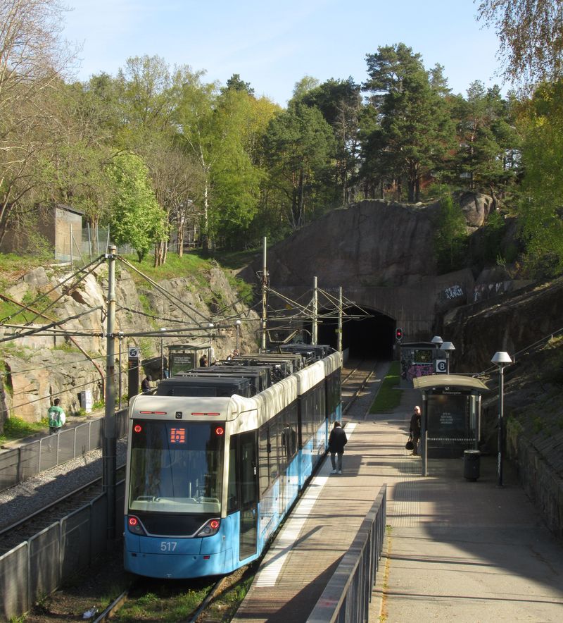 Nejnovìjší typ tramvaje vjíždí do jednoho z tunelù ve skále na rychlodrážní trati do ètvrti Bergsjön, kam jezdí linky 7 a 11. Na tìchto dvou rychlých severních tratích jezdí jen bezbariérovì pøístupné tramvaje.