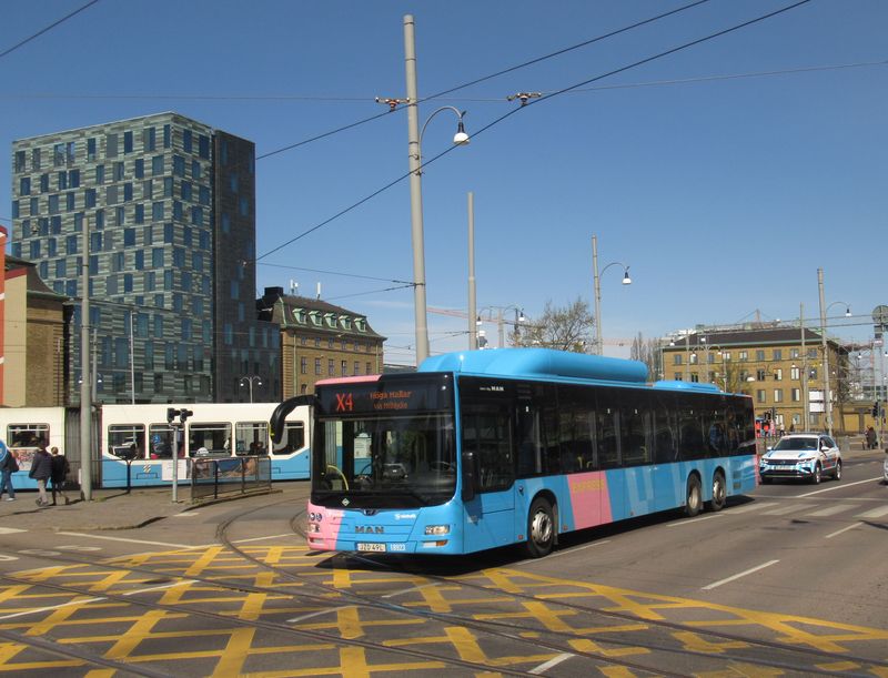 V Göteborgu fungují také 4 expresní autobusové linky, které spojují mìsto s pomìrnì vzdálenými mìsty zdejší aglomerace. Napøíklad severojižní linka X4 spojuje Goteborg s mìsty na sever a jih od nìj, má jízdní dobu cca hodinu a ve špièkách jezdí v intervalu 5 minut tìmito patnáctimetrovými plynovými MANy.