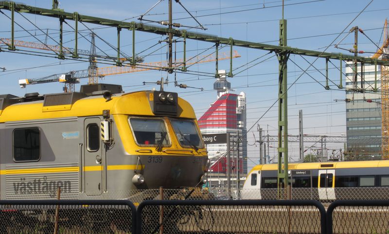 Kromì moderních elektrických jednotek potkáte na osobních vlacích v okolí Göteborgu také tyto klasické elektrické jednotky ze 70. a 80. let. Žlutošedé vlaky nosí logo místní dopravy a jsou pojmenované Västtagen podle názvu místního kraje Västra Gottaland.