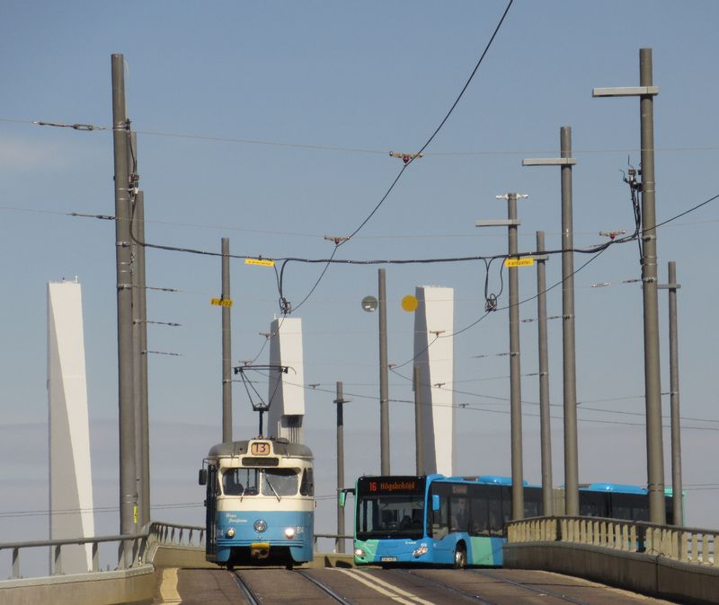 Smìrem k hlavnímu nádraží pøijíždí po mostní estakádì od severu spolu s tramvajovou linkou 13 také nìkolik linek autobusových vèetnì páteøní linky 16. Nìkde tam pod mostem budou nová podzemní nástupištì hlavního nádraží.