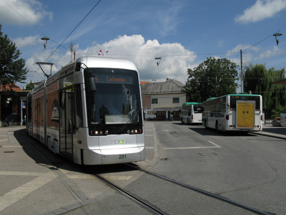 První Variobahn na koneèné linek 4 a 5 "Andritz" - pouze sem jezdí dvì linky se souhrnným prázdninovým intervalem 6 minut. Do ostatních koneèných jede pouze jedna linka.