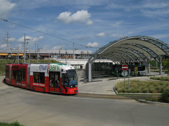Dopravní terminál Puntigam. Zde se od roku 2006 potkávají tramvaje, autobusy i nepøíliš rozvinutý S-Bahn.