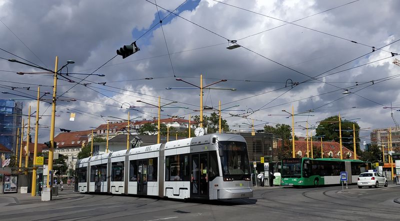 Centrální pøestupní uzel Jakominiplatz a setkání toho nejnovìjšího v tramvajové i autobusové trakci místního mìstského dopravce Graz Linien. Na tomto námìstí se potkávají všechny tramvajové linky a èást hlavních autobusových.