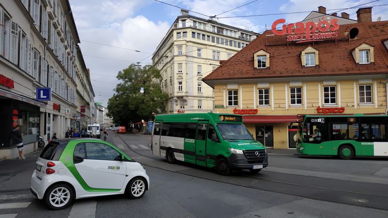 Jednotná flotila mìstských autobusù Mercedes-Benz obsahuje i tyto mikrobusy Sprinter, k vidìní napøíklad na lince 30, která se proplétá historickým centrem Grazu. Souèástí služeb mìstského holdingu Graz jsou i tyto sdílené elektromobily.