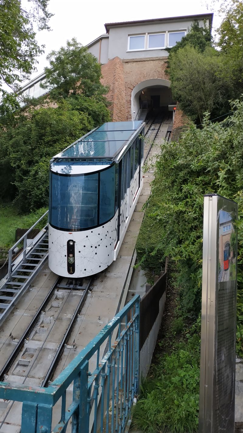 V roce 2004 modernizovaná mìstská lanovka na místní pevnost Schlossberg nyní dostala reklamní odìv vèetnì oken, která se v krátkých intervalech zatmavují a znovu prosvìtlují. Touto lanovkou mùžete jet i na jízdenku MHD.