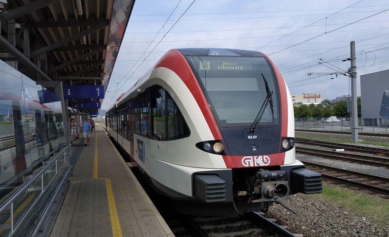 Na neelektrifikovaných linkách S6, S7 a S61 potkáte vlaky místního dopravce GKB (Graz-Köflacher-Bahn), který poøídil postupnì do roku 2010 tìchto 13 motorových jednotek Stadler GTW. Zde na nádraží Puntigam na jihu Grazu, kde se nachází také pøestupní terminál na tramvaje i autobusy.