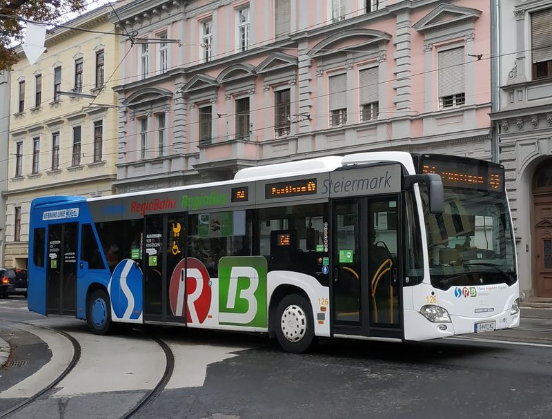 Celovozová reklama na Štýrskou integrovanou dopravu. Písmeno S znaèí vlaky S-Bahn, písmeno R pak vlakové linky dálkovìjšího charakteru, na kterých také platí zdejší integrovaný tarif.