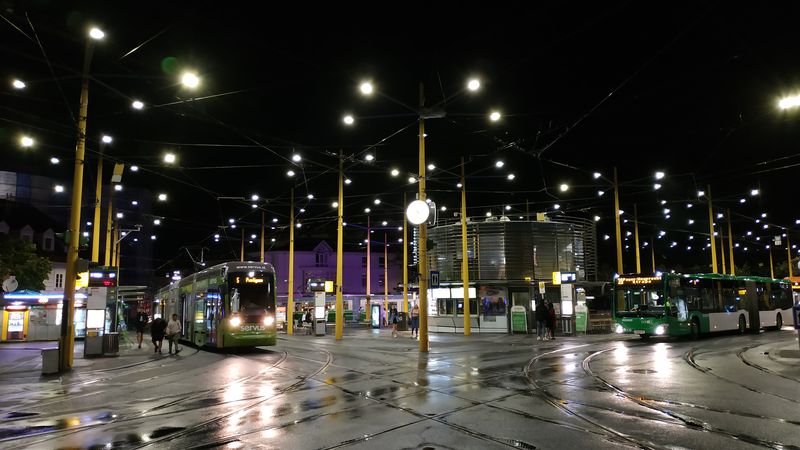 Svìtly prozáøené námìstí Jakominiplatz, kde se pøi delších intervalech odehrávají hromadné pøestupy a vzájemné vyèkávání mezi tramvajemi do všech smìrù a hlavními autobusovými linkami.