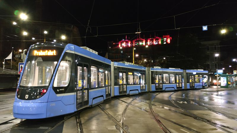 Pøi jednom z veèerních centrálních rozjezdù na køižovatce Jakominiplatz byla zachycena i mnichovská tramvaj Siemens Avenio na zkušebních jízdách. To dokazuje, že Graz plánuje poøízení dalších nových tramvají jak pro nové tratì, tak i jako náhradu nejstarších tramvají SGP.