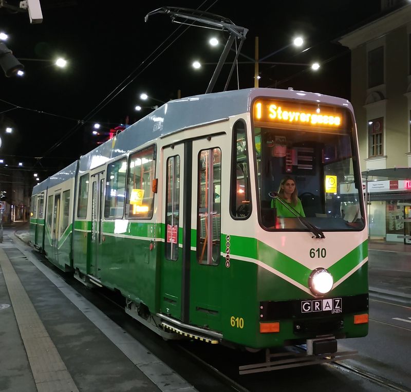 Jedna z 12 starších tramvají SGP zatahuje z linky 1 do jedné ze dvou místních vozoven Steyrergasse. Na Jakominiplatz pokraèují koleje také rovnì smìrem k budoucí nové trati jižnì od centra.