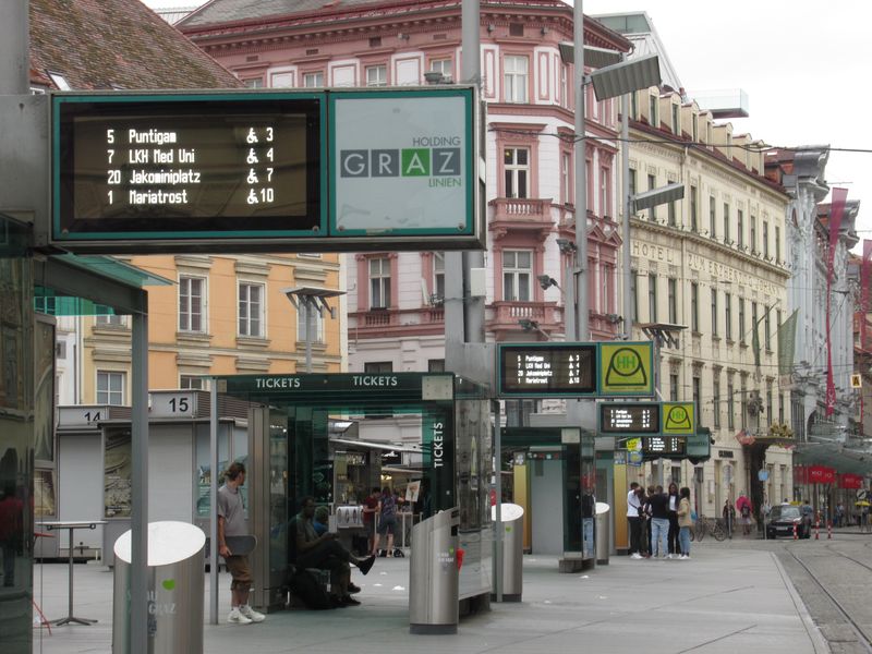 Kapacitní pøístøešky a velkoplošné odjezdové displeje na Hlavním námìstí, jedné z nejfrekventovanìjších zastávek v Grazu.
