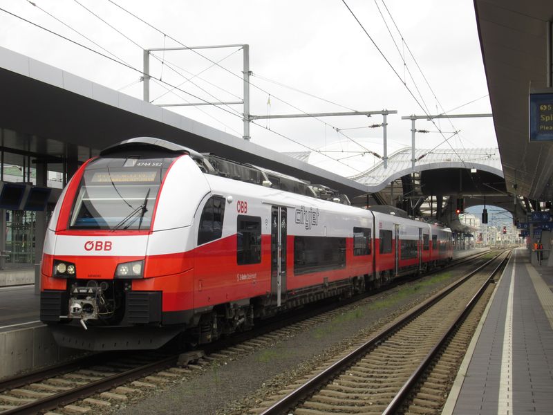 Nové elektrické jednotky Siemens Cityjet v nových barvách rakouských drah potkáte v okolí Grazu na páteøních elektrických linkách S1 a S5. Spolu s nimi tu také jezdí starší elektrické i motorové Talenty od Bombardieru.