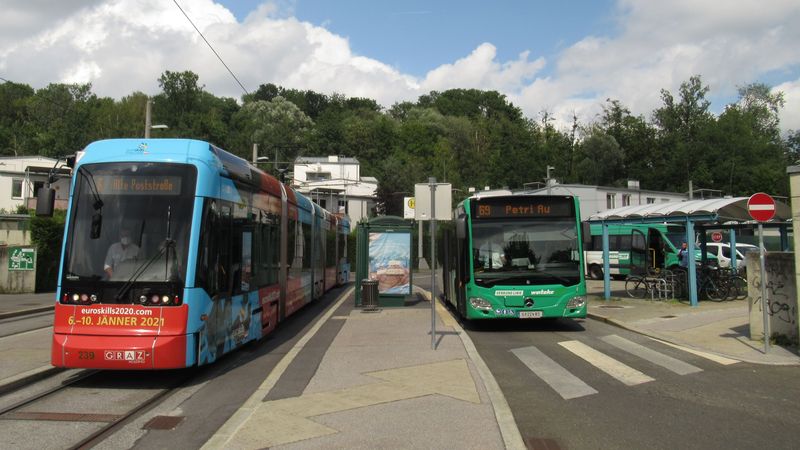 V Grazu najdete mnoho pøíkladných pøestupních míst mezi tramvajemi a autobusy, jako napøíklad zde na koneèné linky 6 St. Peter uprostøed kopcù na východì Grazu. Na tramvaj tu navazuje také velmi krátká autobusová linka 69. Místo linky 6 zde v nedìli jezdí kratší linka 26.