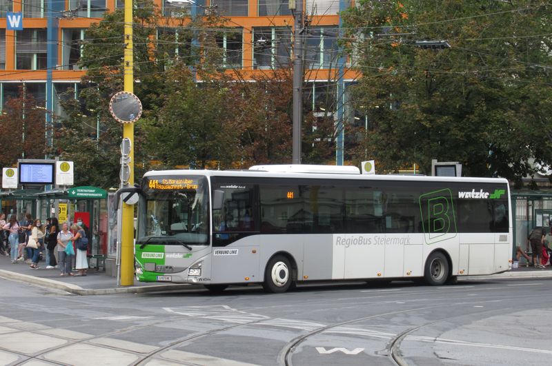 Jednotný nátìr regionálních autobusù Štýrské integrované dopravy. Tento nízkopodlažní Crossway provozuje dopravce Watzke a s regionální linkou zajíždí až na centrální pøestupní uzel Jakominiplatz.