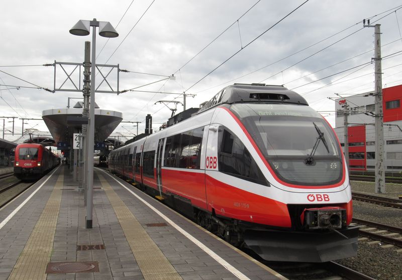 Jedna ze starších elektrických jednotek Bombardier Talent urèená pro páteøní severojižní linky S1 a S5 S-Bahn Graz. Místní poboèka rakouských drah má k dispozici i motorové jednotky stejného typu.