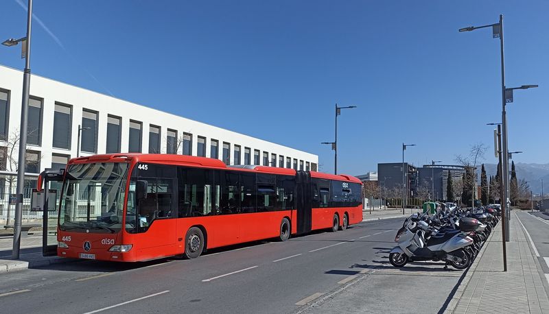Z nemocnièního areálu na jihu Granady odjíždí kromì tramvaje také nejpáteønìjší autobusová linka 4, na kterou je nasazováno 15 prodloužených kloubových autobusù Mercedes-Benz Capacity z roku 2013.