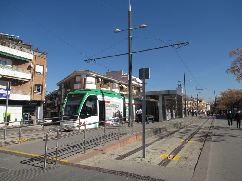 Jižní koneèná na pøedmìstí Armilla, kam se tramvaj proplétá úzkou ulicí po jednokolejné trati a bez trolejí.