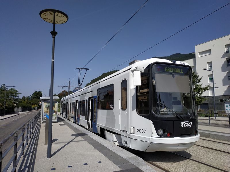 Nástupní zastávka Fontanil-Cornillon na lince E. Tyto tramvaje se staly prùkopníkem nízkopodlažnosti a Grenoble byl prvním mìstem na svìtì se 100% bezbariérovou tramvajovou sítí.