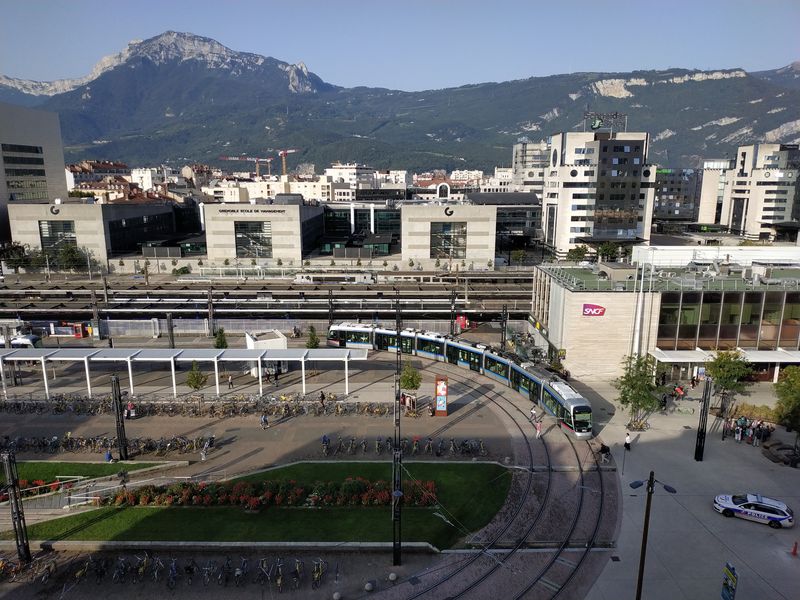 Pøednádražní prostor s tramvajovým obloukem, co sice zdržuje, ale umožòuje mít zastávky co nejblíže vlakovému nádraží. Grenoble je nejen univerzitní, ale také cyklistické mìsto, proto patøí velká èást pøednádraží cykloparkovišti.