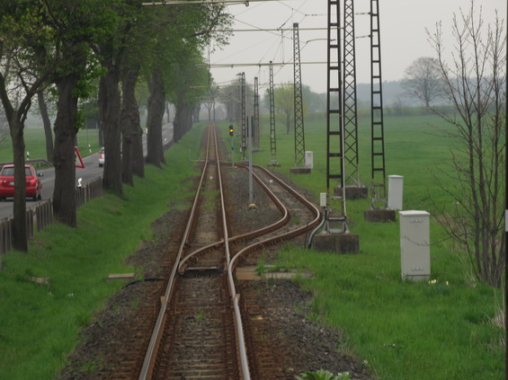 Výhybna na širé trati mezi Gothou a obcí Leina. Pøímìstská tra� podobnì jako èást mìstských tratí je jednokolejná s výhybnami vìtšinou v zastávkách. Pro minimální 30minutový interval to bohatì postaèuje.
