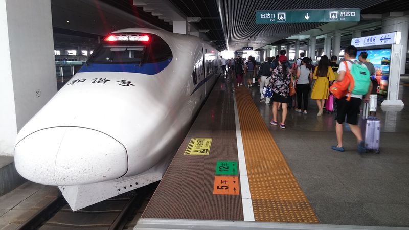 Vysokorychlostní vlak typu CRH2A odvozený od oblíbeného japonského vlaku Šinkanzen, který umí jet rychlostí až 250 km/h. Barevné značky na nástupišti informují o poloze konkrétního vozu v rámci jednotlivých délek vlaků. Následný interval na hlavních tratích mezi vysokorychlostními vlaky se pohybuje v řádu jednotek minut.