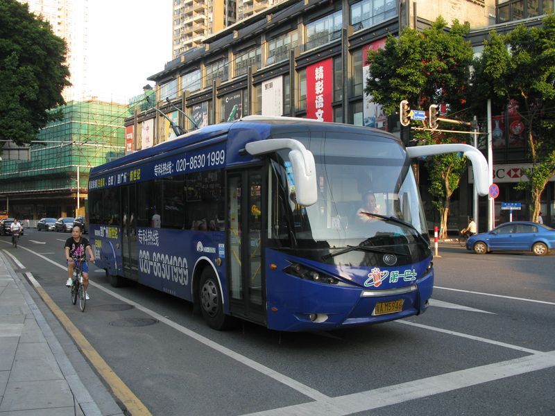 Futuristický trolejbus předního čínského výrobce Yutong. Všechny trolejbusy jsou již alespoň částečně nízkopodlažní, všechny jsou standardní délky a vzhledově lze rozpoznat tři různé typy. Celkem je pro 14 linek k dispozici asi 300 vozidel. Nejnovější vozy pocházejí od čínského výrobce Foton. Trolejbusy umějí jezdit i na baterie, čehož hojně využívají.