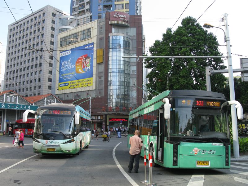 Guangzhou provozuje od roku 1960 také trolejbusy, které na rozdíl od jiných čínských měst vydržely až dodnes. Možná i díky těmto futuristicky vyhlížejícím vozidlům. Trolejbusové linky mají čísla od 101 výše a aktuálně najdete především v centru města 14 linek. Takto vypadá jedna z konečných zastávek.