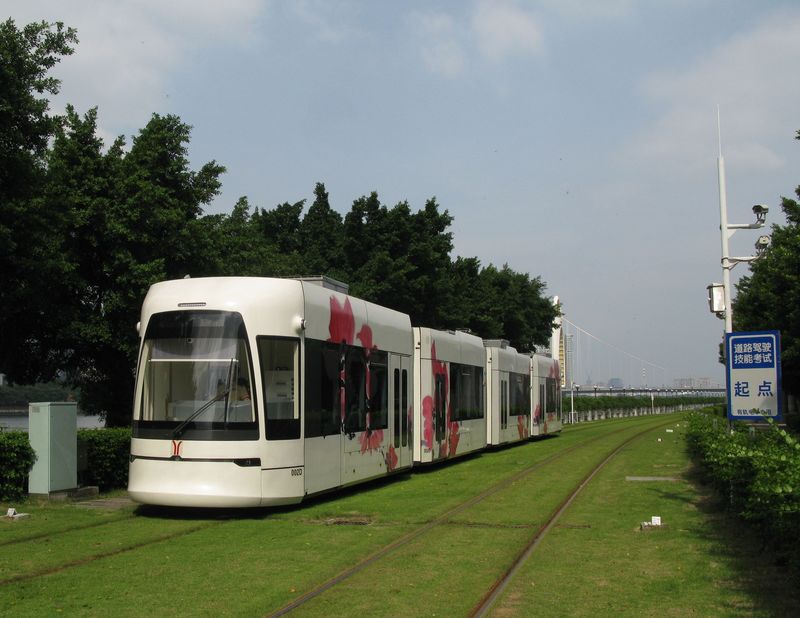 Na jediné tramvajové lince v Guangzhou, dlouhé 7,7 km, jezdí tyto čtyřčlánkové čínské tramvaje. Zatravněná trať vede zeleným územím a vozidla se obejdou bez trolejí – dobíjejí se totiž pouze v zastávkách.