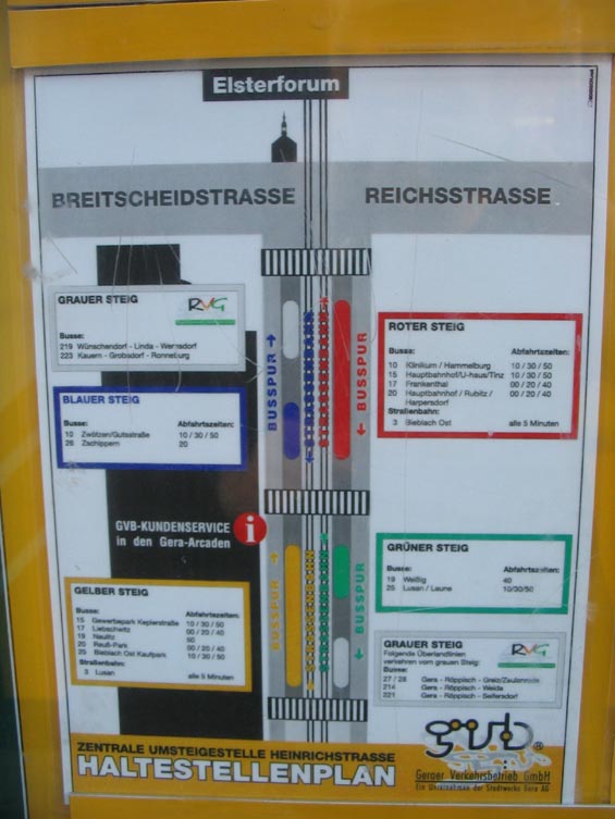 Pro vìtší pøehlednost jsou jednotlivá nástupištì barevnì odlišena. Pøestupní vzdálenosti mezi tramvajemi a autobusy jsou tu minimalizovány.