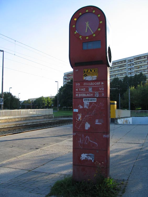 Pozùstatek socialismu na jedné ze sídlištních zastávek na jihu: hodiny i s plánkem tramvajové sítì z osmdesátých let.