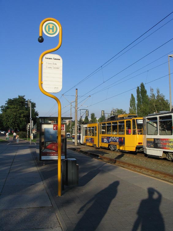 Typický gerský oznaèník a èeská tramvaj s vloženým nìmeckým nízkopodlažním èlánkem.