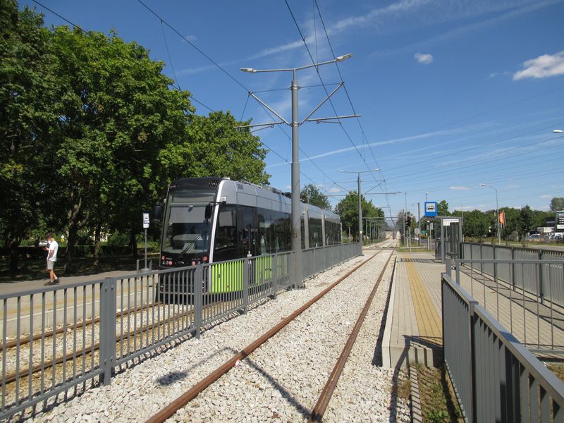 Východní doèasná koneèná zastávka linek 1 a 3 Dowgielewiczowej, kam mohou kvùli ukonèení na kolejovém pøejezdu pouze obousmìrné tramvaje.