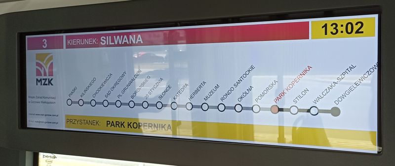 Informaèní systém v nových tramvajích je kombinován z pøíèných i podélných LCD displejù. Linky 1 a 3 jsou zatím zkráceny na východì do zastávky Dowgielewiczowej, modernizace na zbylém úseku stále probíhá.