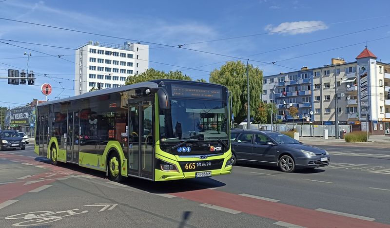 Nový hybridní MAN na páteøní autobusové lince 101 na hlavní køižovatce v centru – tudy projíždí velká èást mìstských autobusù. Celkem má mìstský dopravce s touto karoserií 6 hybridních a 8 klasických naftových autobusù.