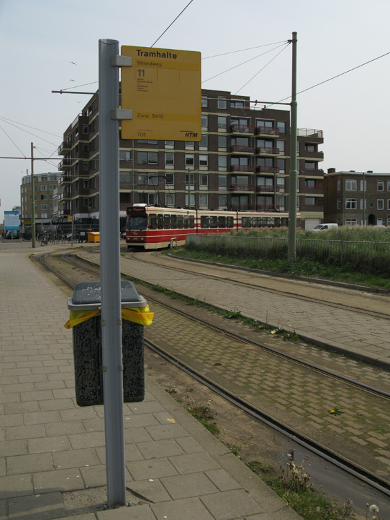 Prostý zastávkový oznaèník s klasickou haagskou tramvají na pláži v koneèné Scheveningen Haven.