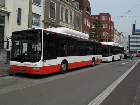 Kromì autobusù spoleènosti HTM tu také hojnì jezdí Veolia Transport.