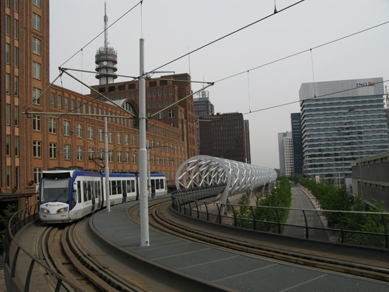 Neobvykle pojatý tramvajový viadukt zapadá do nové administrativní ètvrti Beatrixkvartier plné budov ze skla a oceli.