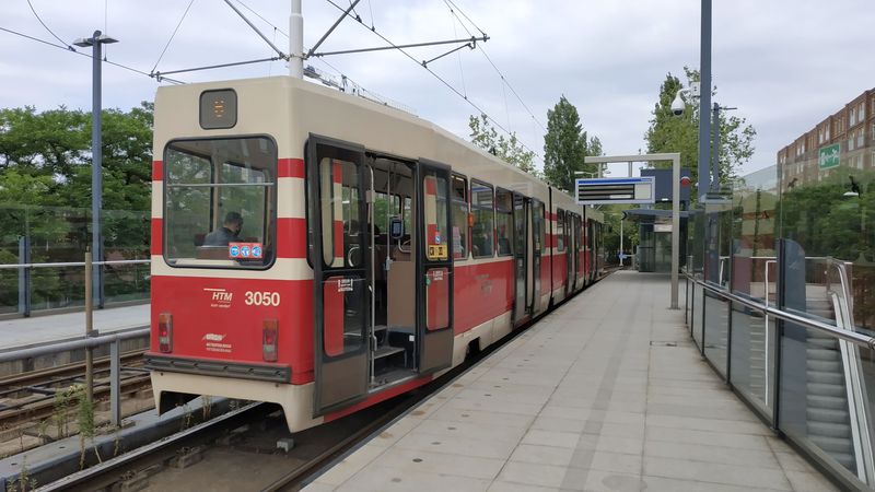 Linka 6 jezdí èást trasy spoleènì s vlakotramvajemi skrz nadzemní estakádu nad hlavním nádražím i následný podzemní úsek pod centrem mìsta. V Haagu jezdí ještì cca 70 tìchto nejstarších tramvají z 80. a 90. let.