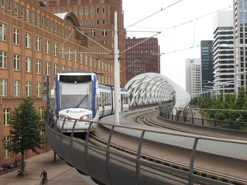 Haag je zajímavý zejména provozem vlakotramvají, které až stokilometrovou rychlostí spojují Haag se vzdálenými pøedmìstími na východì. Vlakotramvaje pak sdílejí mìstskou tramvajovou sí�, na kterou se napojují zde futuristickou estakádou poblíž hlavního nádraží.